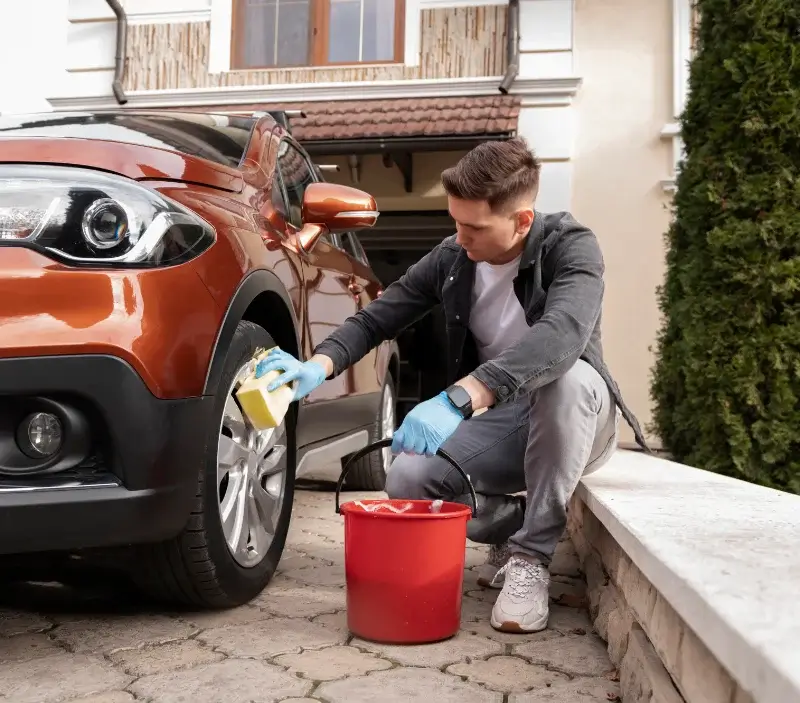 Lavage auto à domicile Soucieu-en-Jarrest : professionnel intervenant sur un véhicule